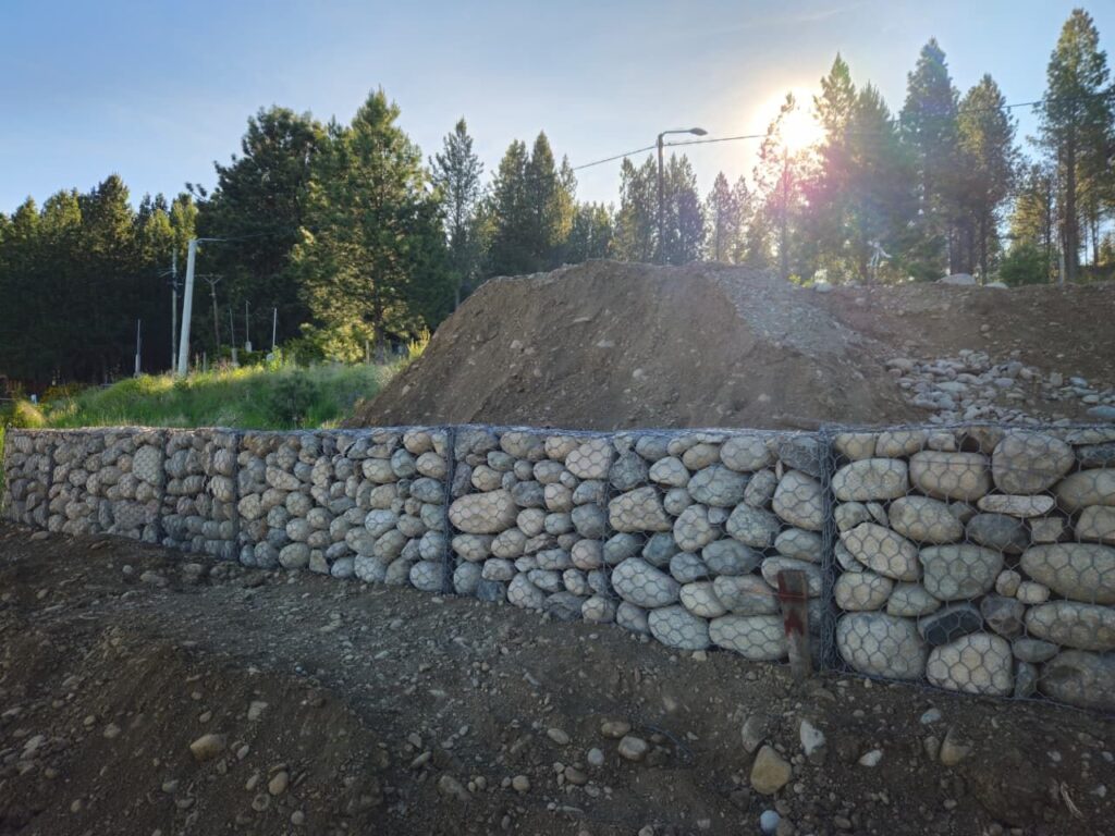 Primera fila del muro de gaviones terminada