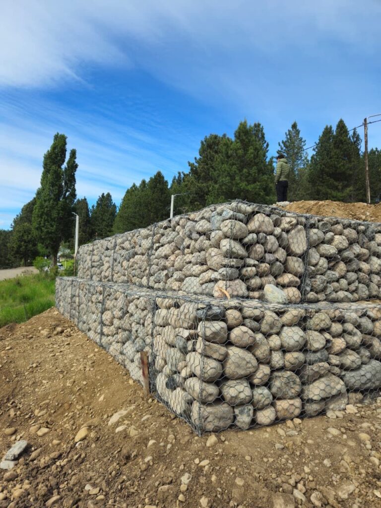 Muro de gaviones escalonado en dos niveles