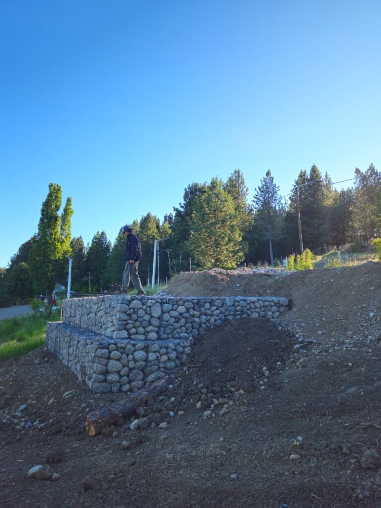 Inspección del muro de gaviones durante la obra