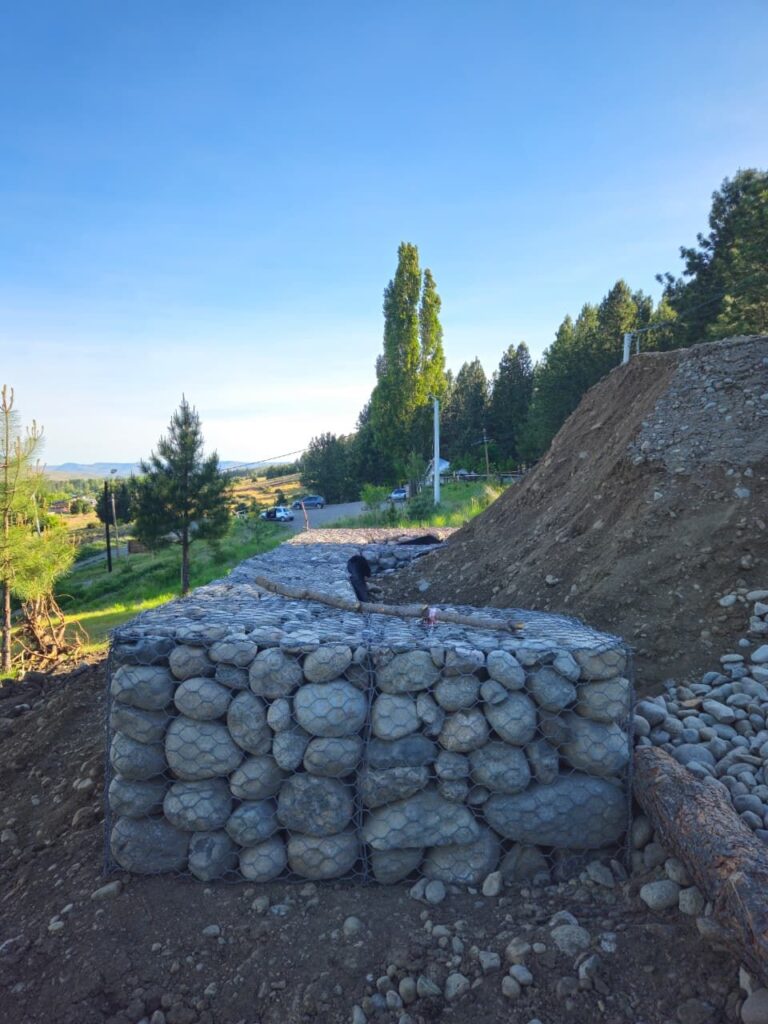 Detalle de un gavión relleno con piedra bocha